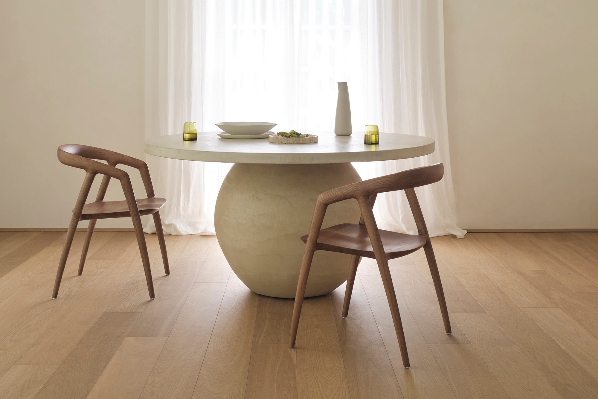 Olay Round Dining Table